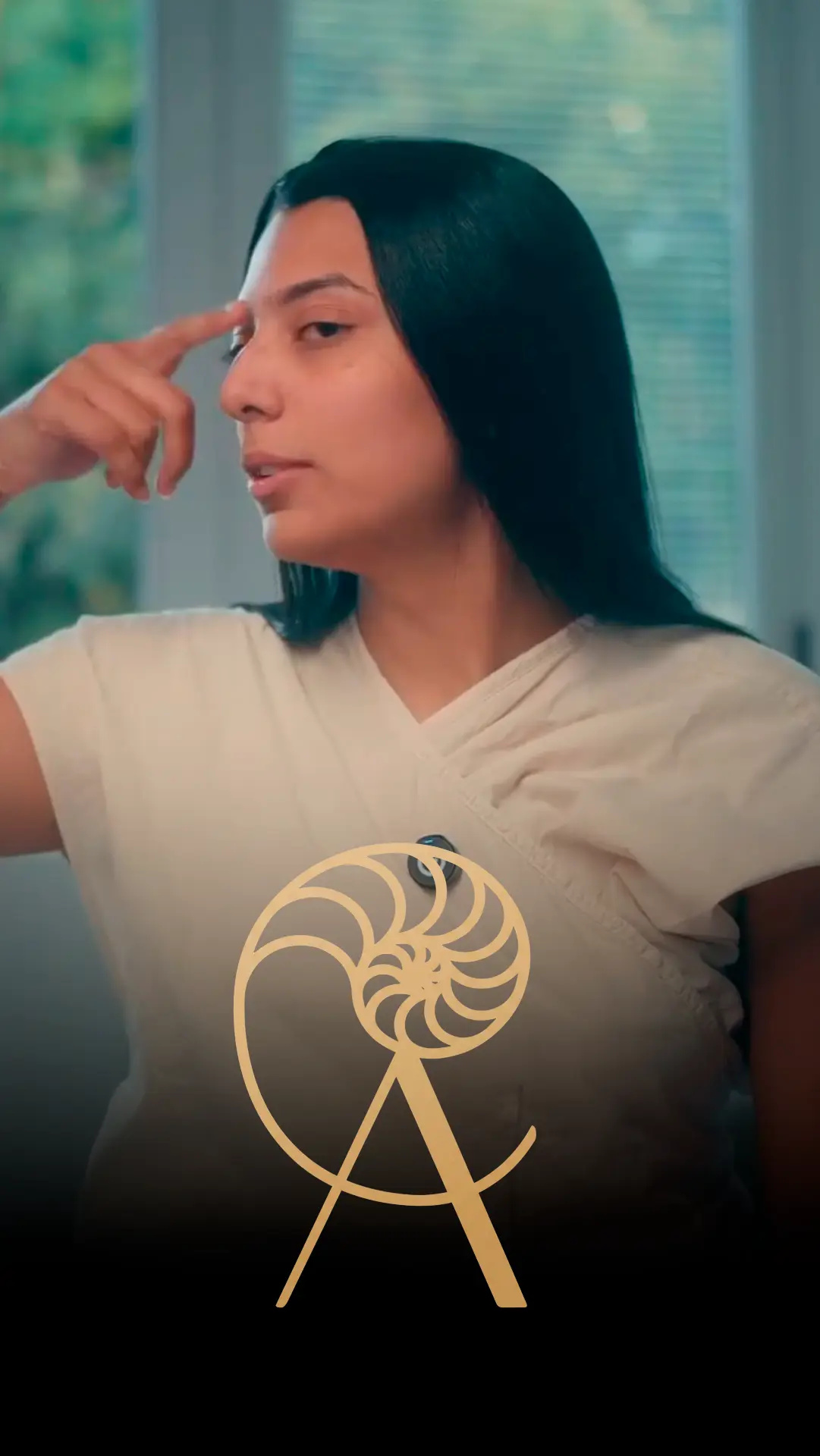 Paciente mostrando o resultado da rinoplastia